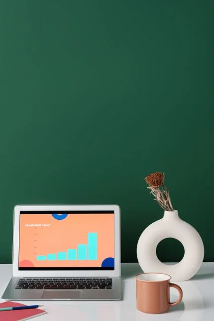 Vue de dessus d’un clavier, d’un agenda avec une note sur le marketing des réseaux sociaux, et d’une tablette posés sur un bureau.